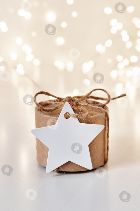 Скачать Рождественская экологичная подарочная коробка с пустой подарочной картой. Рождество без отходов, день подарков и зимние каникулы фотосток Ozero