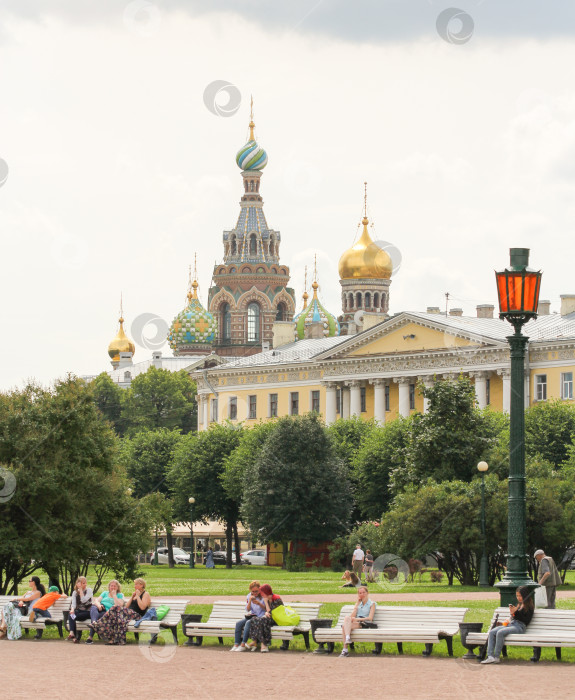 Скачать Люди отдыхают на скамейках. фотосток Ozero