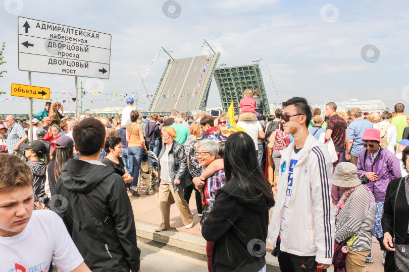 Скачать Толпа людей на разведенном Дворцовом мосту. фотосток Ozero