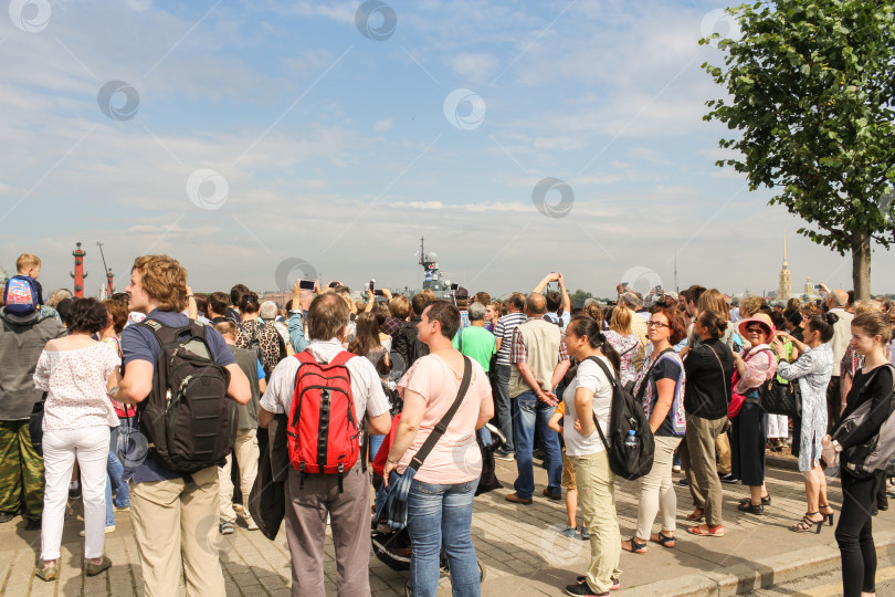 Скачать Толпа людей на военно-морском параде. фотосток Ozero