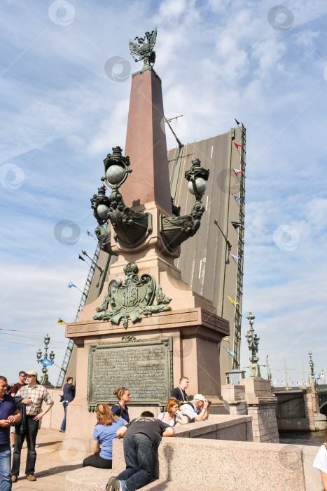 Скачать Художественный фонарь на Троицком мосту. фотосток Ozero