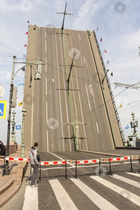 Скачать Поднятый пролет Троицком моста. фотосток Ozero