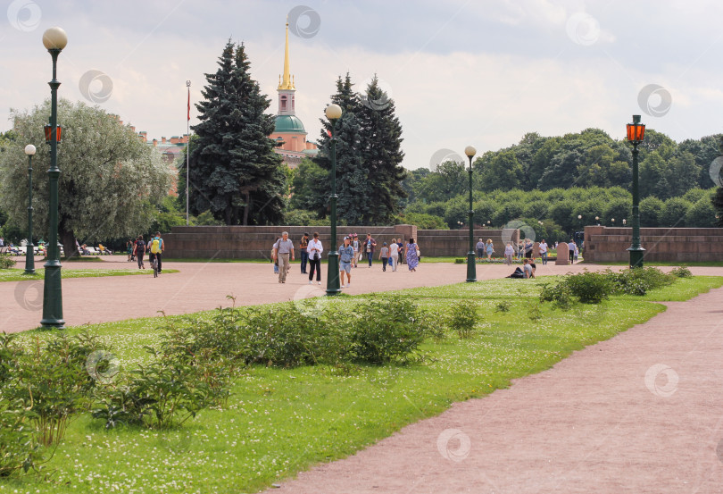 Скачать Люди прогуливаются по Марсову полю. фотосток Ozero