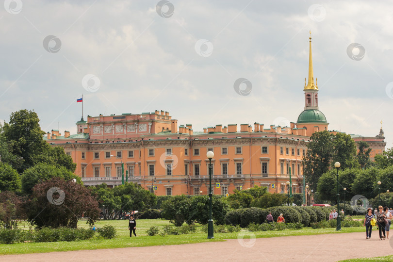 Скачать Вид на Михайловский замок с Марсова поля. фотосток Ozero