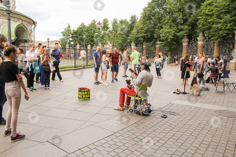 Скачать Люди стоят в Михайловском саду. фотосток Ozero