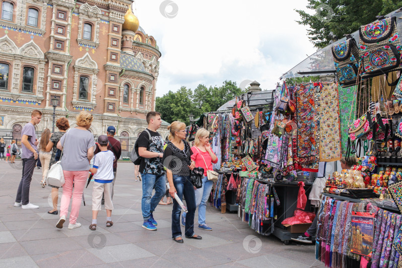 Скачать Торговля сувенирами из храма Спаса на Крови. фотосток Ozero