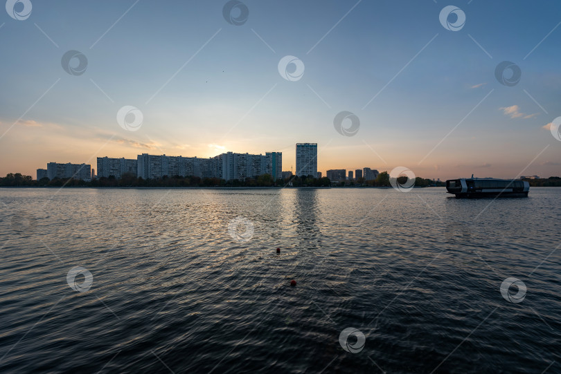 Скачать Москва. Вид на микрорайон Нагатинский затон на закате со стороны реки. фотосток Ozero