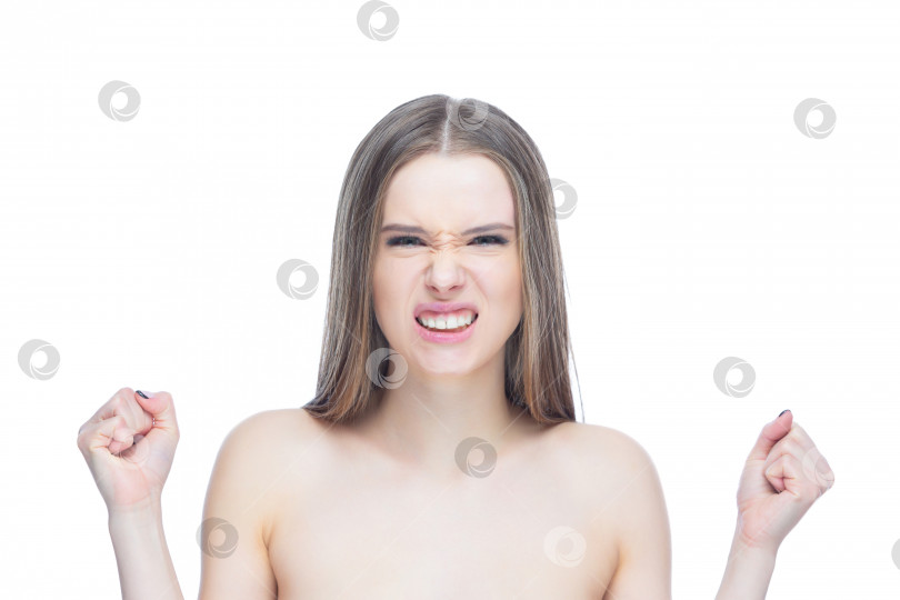 Скачать Портрет молодой симпатичной девушки, которая сжала кулаки в порыве ярости и гнева, изолированный на белом фоне фотосток Ozero