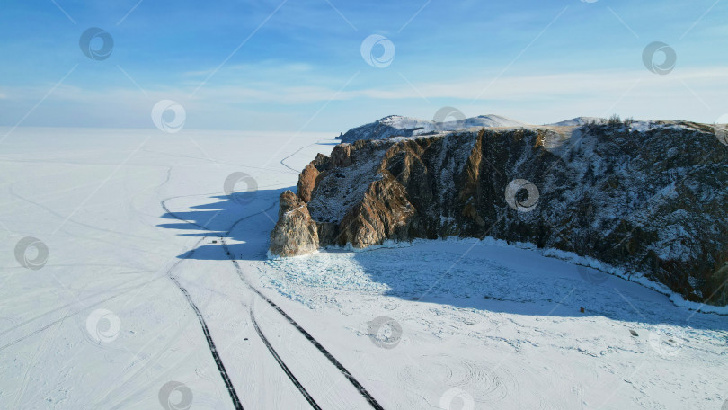 Скачать Замерзшее озеро Байкал с воздуха. Дорога по льду озера. фотосток Ozero