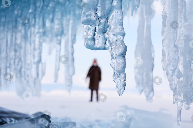 Скачать Вид из ледяной пещеры с огромными сосульками. фотосток Ozero