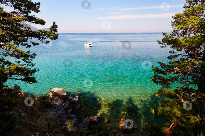 Скачать Живописный морской пейзаж. Яхта в бухте с бирюзовой водой. фотосток Ozero