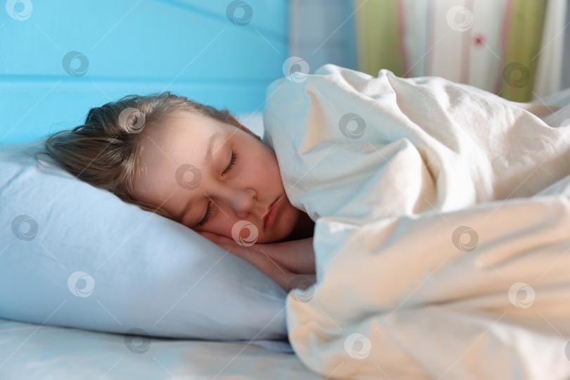 Скачать Симпатичный ребенок маленькая девочка спит в кровати фотосток Ozero
