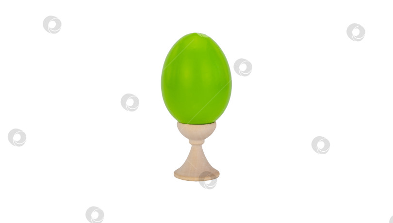 Скачать зеленое пасхальное яйцо на деревянной подставке, белый фон. атрибут празднования древнейшего христианского праздника Пасхи. набор ярких штучек фотосток Ozero