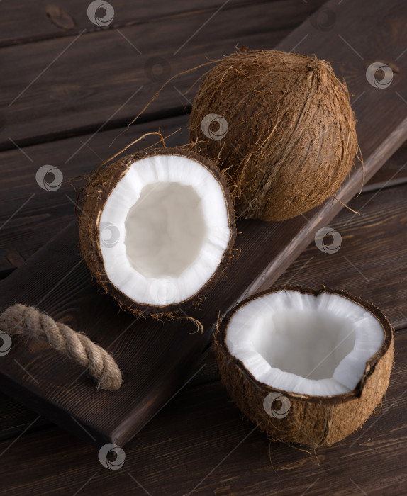 Скачать расколотый и цельный кокосовый орех разложите на деревянных досках. избирательный фокус. Кокос, спелый пальмовый фрукт. фотосток Ozero