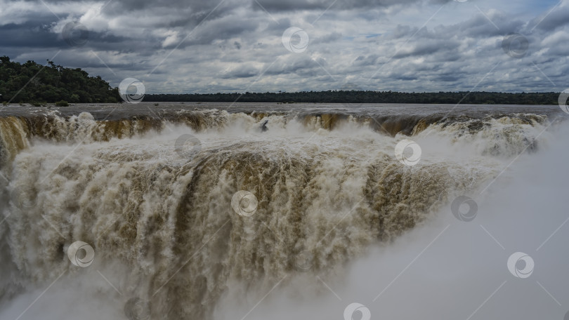 Скачать Впечатляющий знаменитый водопад "Горло дьявола". фотосток Ozero
