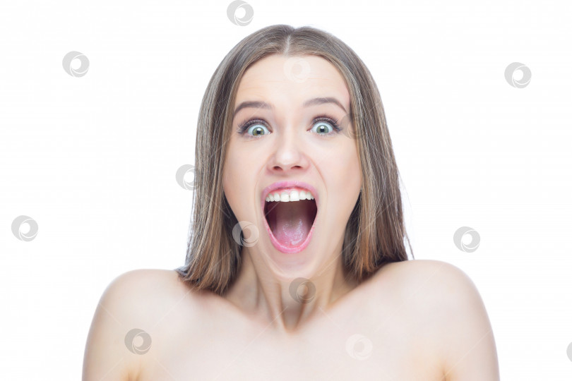 Скачать Фотография молодой очаровательной девушки, которая кричит от радости и удивления, изолированная на белом фоне фотосток Ozero