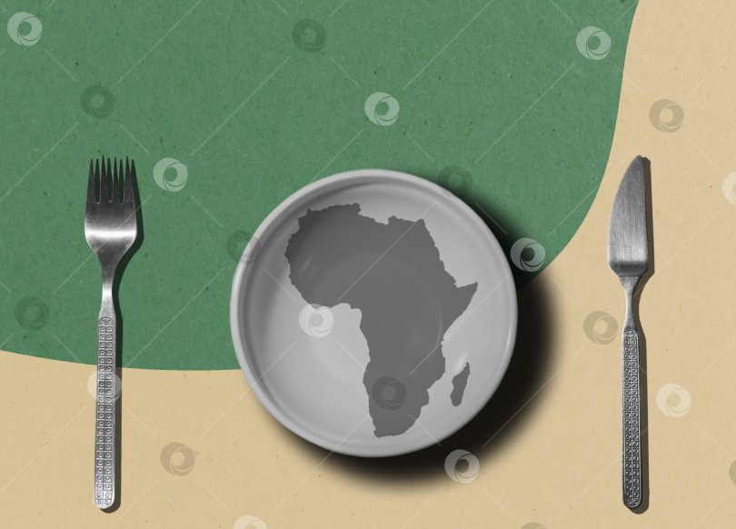 Скачать пустая тарелка и столовые приборы на фоне карты Африки. Художественный коллаж. Глобальный кризис, проблема с продовольствием. Концептуальное послание, голод и проблема голодающих. Концепция голодной диеты фотосток Ozero