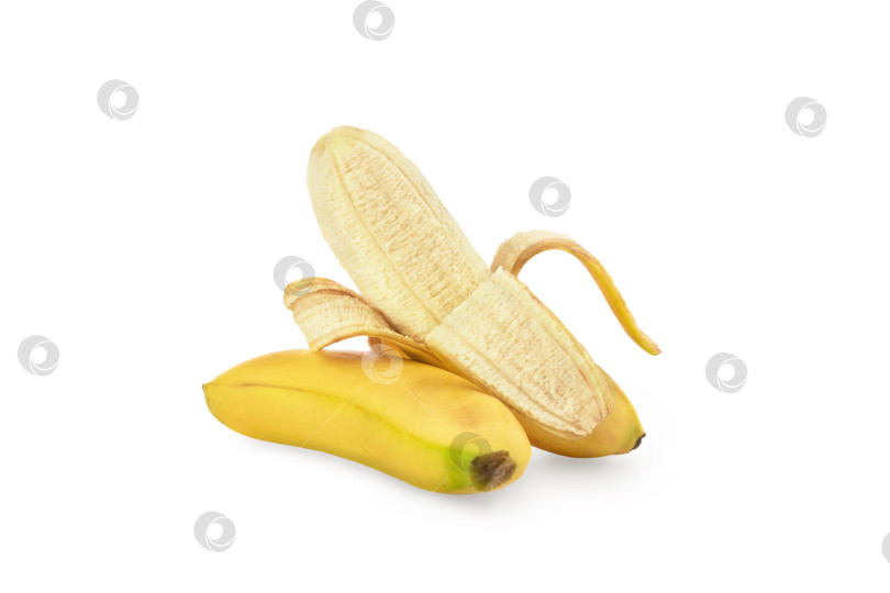 Скачать Половинки очищенных и неочищенных мини-бананов. Два тропических сладких фрукта. Изолированный на белом фоне с мягкой тенью фотосток Ozero