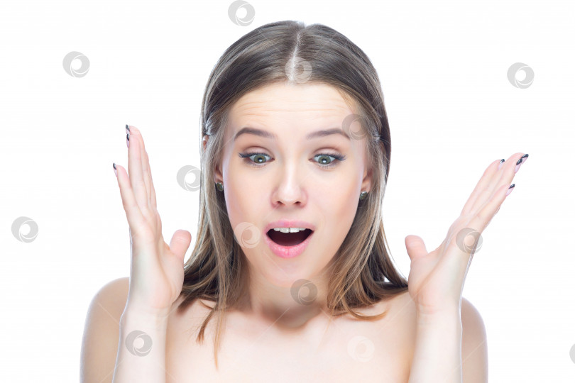 Скачать Портрет молодой симпатичной девушки, которая разводит руками, испытывая неприятное удивление и разочарование, изолированный на белом фоне фотосток Ozero