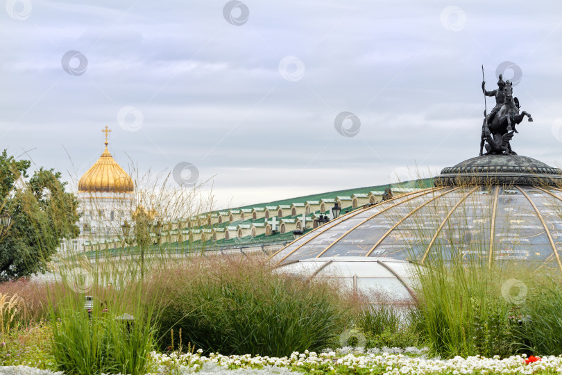 Скачать Манежная площадь в Москве, Скульптура Георгия Победоносца и купол Храма Христа спасителя. фотосток Ozero