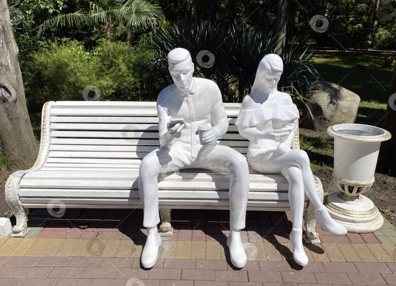 Скачать Инсталляция "Девушка и парень, увлеченные гаджетами" в парке Ривьера в Сочи фотосток Ozero