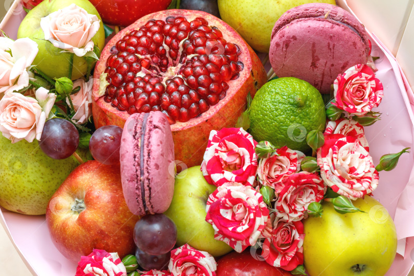 Скачать Праздничный букет из фруктов и сладостей фотосток Ozero