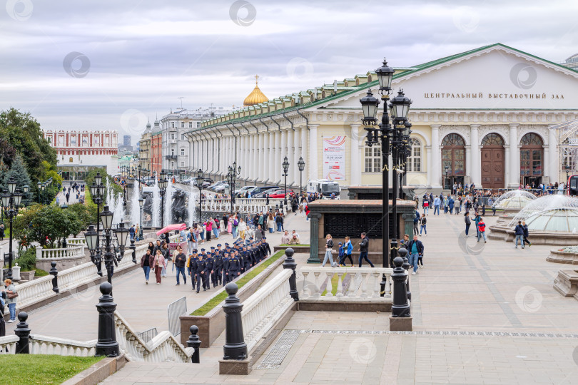 Скачать Москва, Манежная площадь, Центральный выставочный зал, Александровский сад. фотосток Ozero