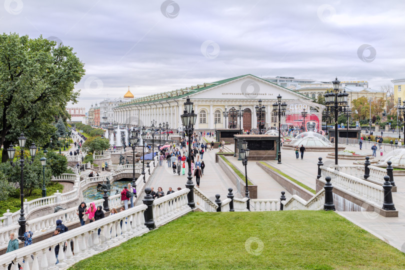 Скачать Москва, Манежная площадь, Александровский сад, Центральный выставочный зал, . фотосток Ozero