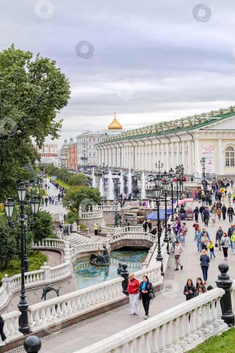 Скачать Фонтаны и мостики в Александровском саду в Москве. фотосток Ozero