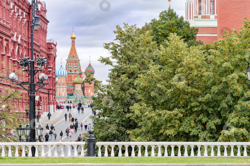 Скачать Вид на Кремлевский проезд с Манежной площади. фотосток Ozero