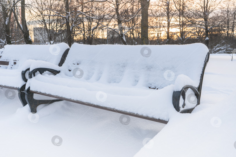 Скачать скамейки покрыты толстым слоем снега. фотосток Ozero