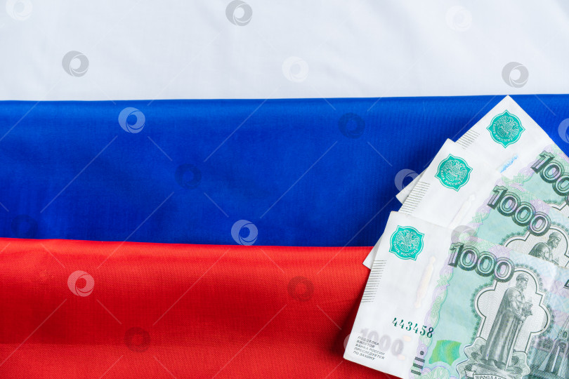 Скачать Банкноты российского рубля на российском флаге фотосток Ozero