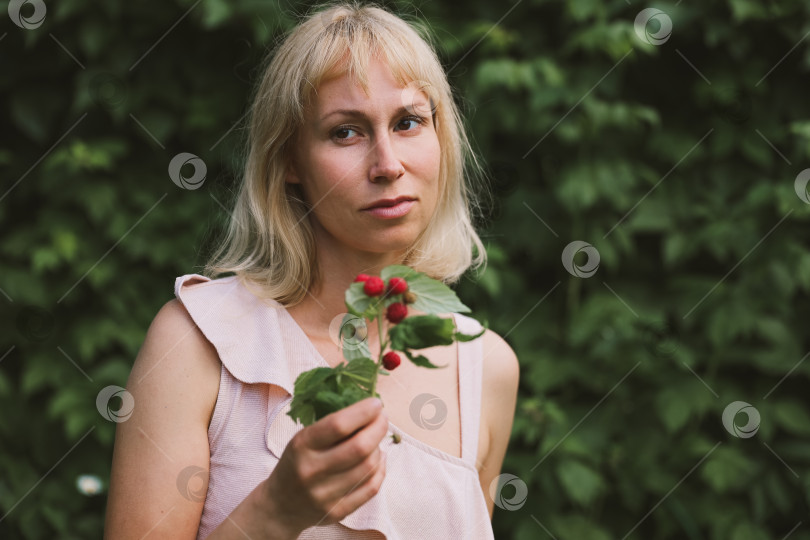 Скачать Портрет женщины с веткой малины в саду фотосток Ozero