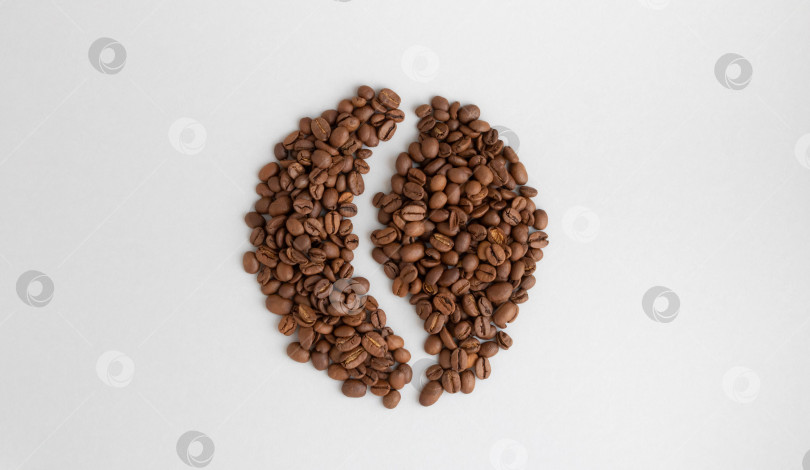 Скачать Кофейные зерна. Выделенный на сером фоне в форме кофейного зерна фотосток Ozero