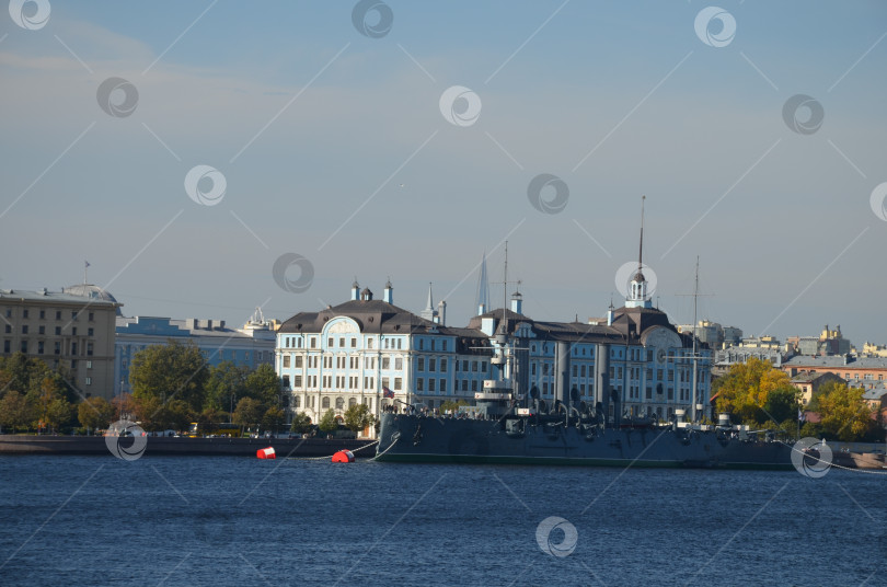 Скачать Санкт-Петербург, Россия – 09.23.2023: Крейсер Аврора и Нахимовское училище фотосток Ozero