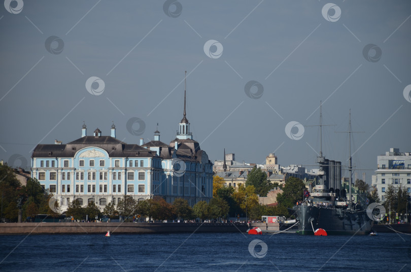 Скачать Санкт-Петербург, Россия – 09.23.2023: Крейсер Аврора и Нахимовское училище фотосток Ozero