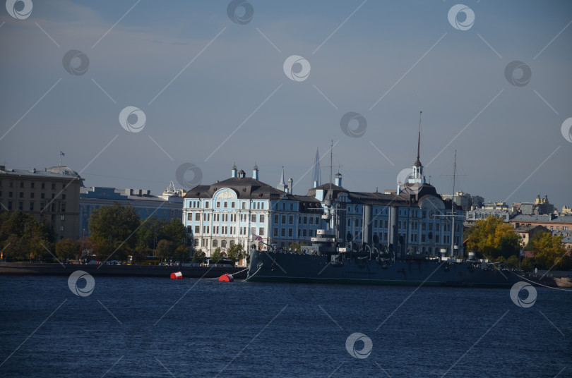 Скачать Санкт-Петербург, Россия – 09.23.2023: Крейсер Аврора и Нахимовское училище фотосток Ozero