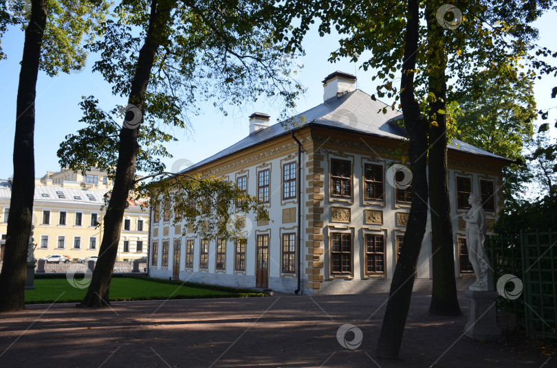 Скачать Летний двор Петра и в Летнем саду в Санктпетербурге фотосток Ozero