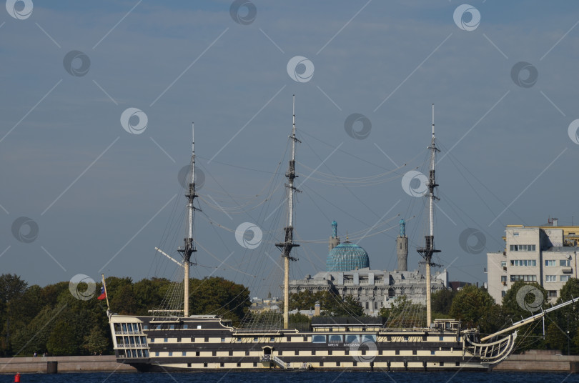 Скачать Санкт-Петербург, Россия – 09.23.2023: Вид на фрегат Благодать и Соборную мечеть Санкт-Петербурга фотосток Ozero