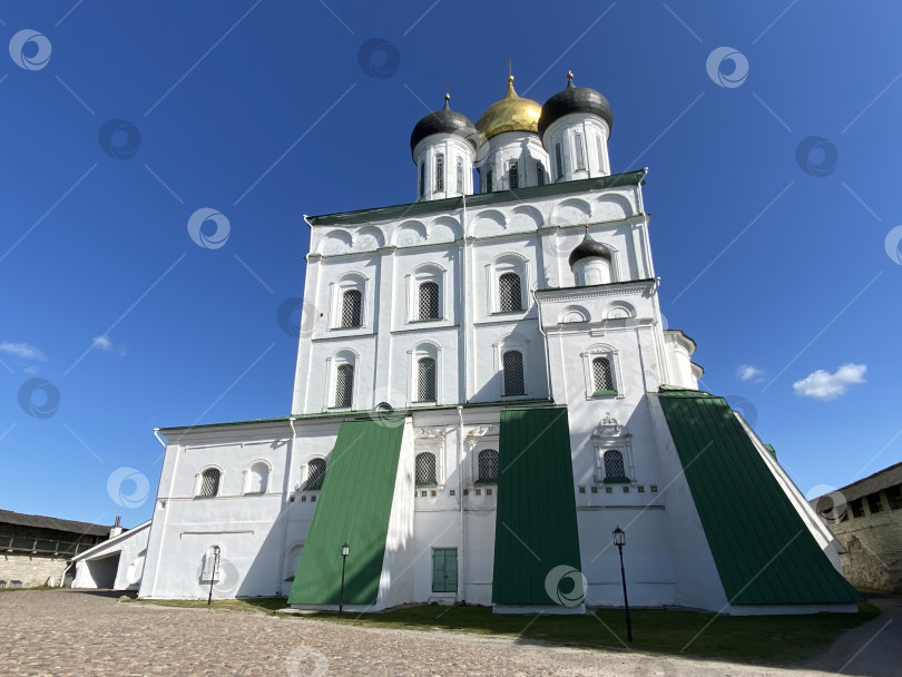 Скачать Псков, Россия - июнь 2023 года: Троицкий собор внутри Псковского Кремля, Псков фотосток Ozero