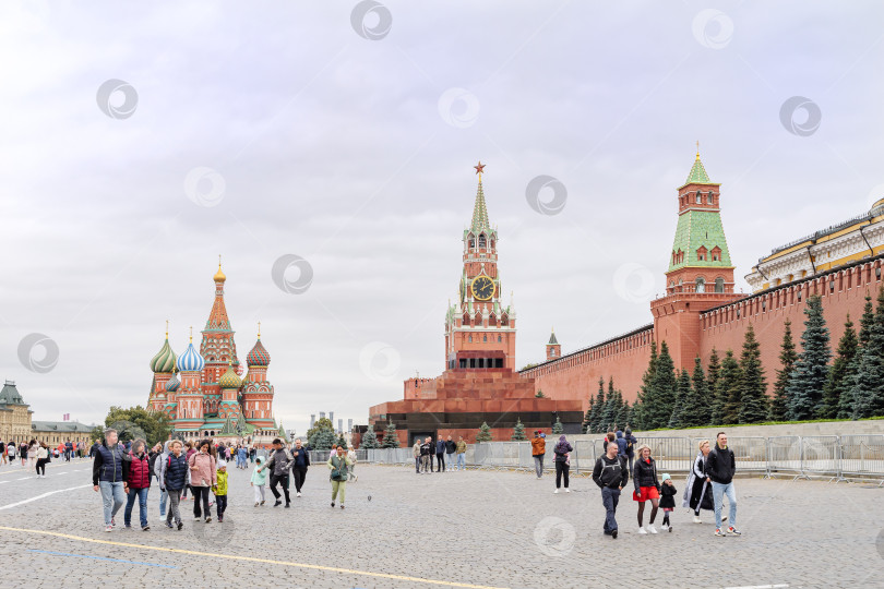 Скачать Москва. Красная площадь. Гуляющие люди. фотосток Ozero