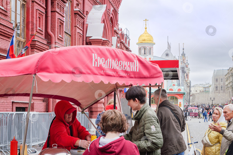 Скачать Торговая точка быстрого питания на Красной площади. фотосток Ozero