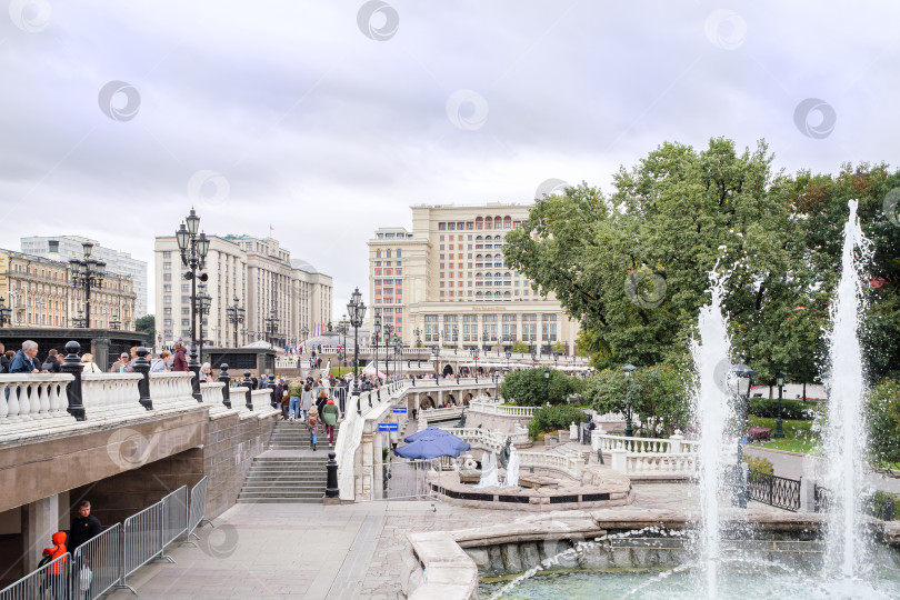 Скачать Москва. Вид на Манежную площадь, со стороны Александровского сада. фотосток Ozero