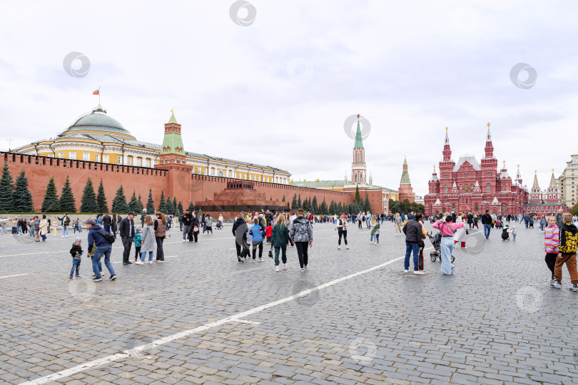 Скачать Москва. Красная площадь, Кремль. Гуляющие люди. фотосток Ozero