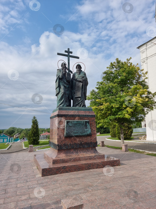 Скачать Памятник славянским просветителям Кириллу и Мефодию на Соборной площади Коломенского Кремля фотосток Ozero
