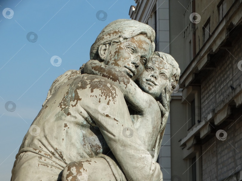 Скачать крупным планом фотография статуи матери и ребенка фонтана "Матери Македонии", созданного в честь матери Александра Македонского — Олимпиады фотосток Ozero