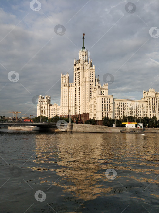 Скачать Здание-башня на Котельнической набережной в Москве. фотосток Ozero