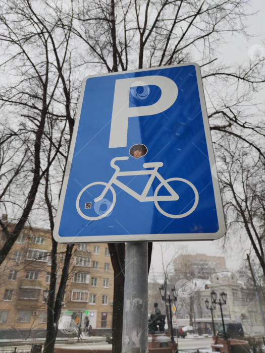 Скачать Дорожный знак парковки для велосипедов со стикером от Ильи Варламова фотосток Ozero