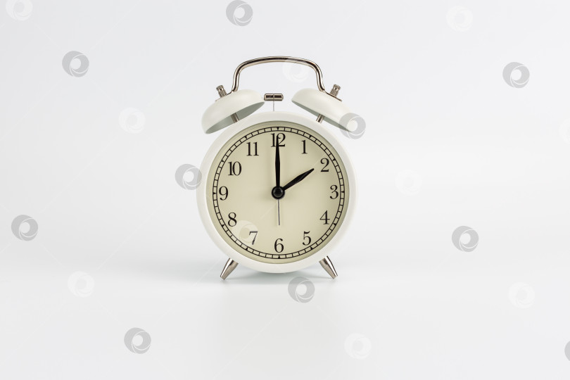 Скачать Белые ретро-часы-будильник на белом фоне показывают 2:00 утра, 2:00 вечера или 14:00 фотосток Ozero