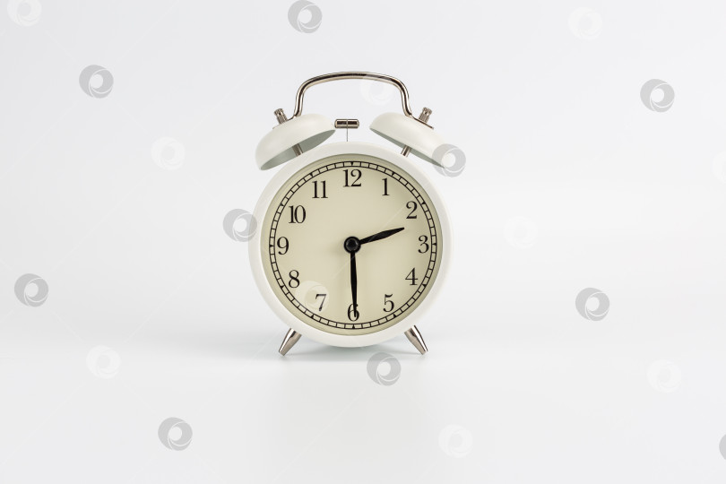 Скачать Белые ретро-часы-будильник на белом фоне показывают 02:30 утра, или вечера, или 14:30 фотосток Ozero